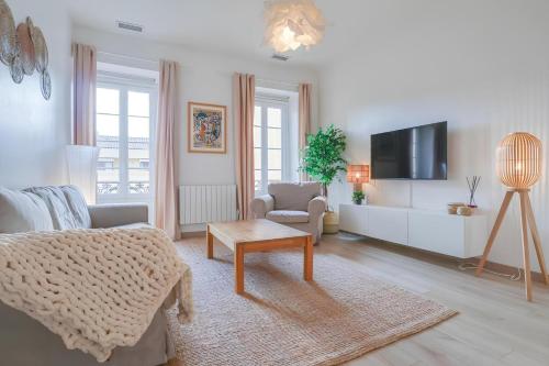 un salon avec un canapé et une télévision dans l'établissement Magnifique Appartement, plein Centre, cozy, à Menton