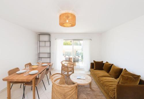 un salon avec un canapé et une table dans l'établissement Altezza, parking proche gare, à Menton