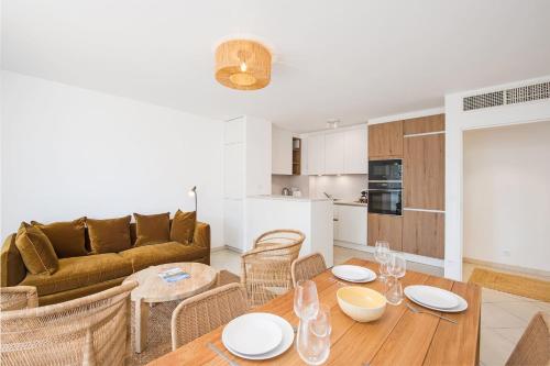 un salon avec une table et un canapé dans l'établissement Altezza, parking proche gare, à Menton