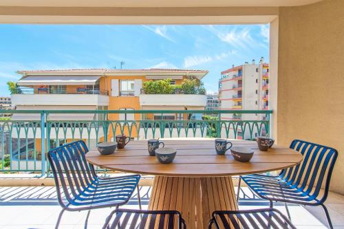 d'une table et de chaises en bois sur un balcon avec vue. dans l'établissement Altezza, parking proche gare, à Menton