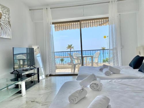 une chambre avec deux lits et une vue sur l'océan dans l'établissement Le mona lisa, vue mer, balcon, à Menton