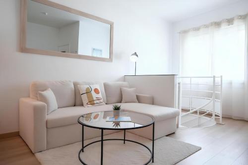 un salon avec un canapé et une table dans l'établissement Cozy appartement Plein Centre, Proche Gare/plage, à Menton