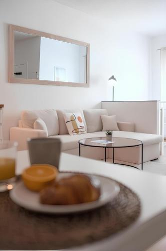 - un salon avec un canapé et une assiette de nourriture dans l'établissement Cozy appartement Plein Centre, Proche Gare/plage, à Menton