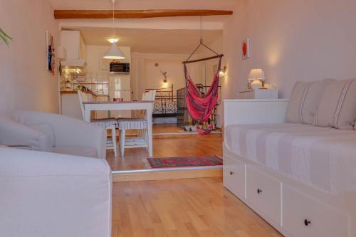 un salon avec un lit et une salle à manger dans l'établissement 'La Belle Vue Mer' Cozy Appartement, Centre, Plage, à Menton