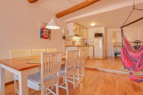 une cuisine et une salle à manger avec une table et des chaises dans l'établissement 'La Belle Vue Mer' Cozy Appartement, Centre, Plage, à Menton