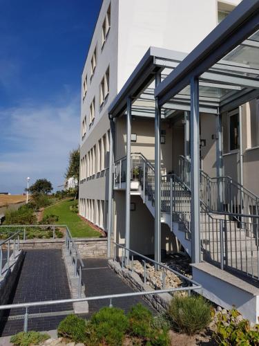 un edificio con escaleras que conducen a él en Hus up Dün, en Norderney