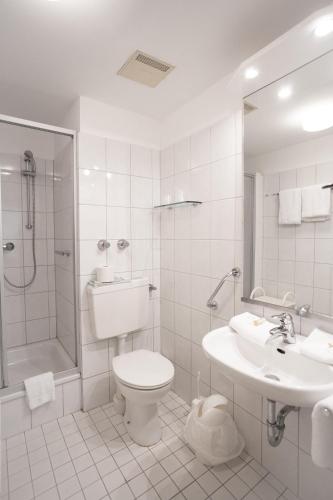 Un baño con inodoro, ducha y lavabo. en Hus up Dün, en Norderney