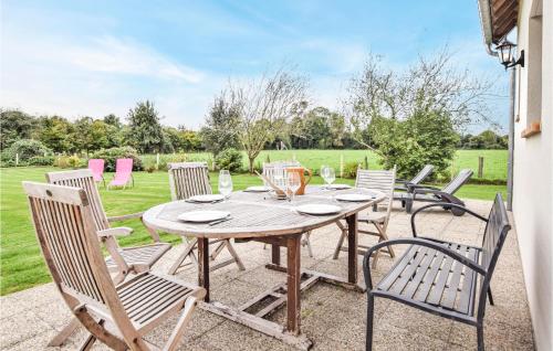 Κήπος έξω από το 3 Bedroom Stunning Home In Equemauville