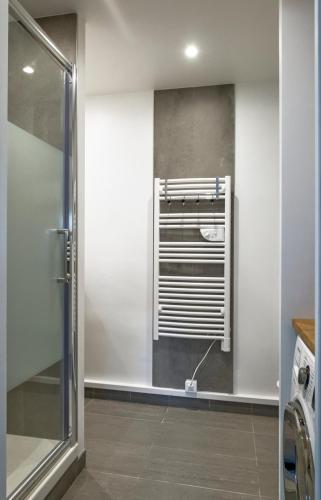 La salle de bains est pourvue d'une douche et d'une fenêtre. dans l'établissement Maison individuelle sur jardin proche Gare et Disneyland, à Thorigny-sur-Marne