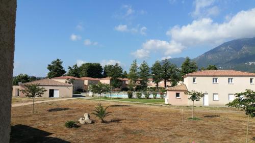 - une vue sur une maison avec une cour dans l'établissement Appartement Corse, à Santa-Maria-Poggio