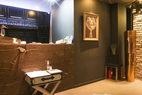 a room with a bar with a table and a mirror at Hotel Avant in Cheonan