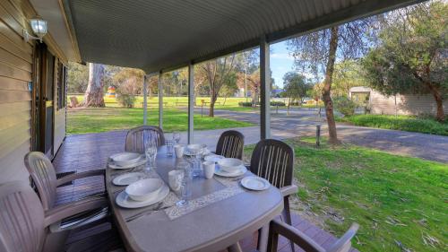 Κήπος έξω από το Deniliquin Riverside Caravan Park