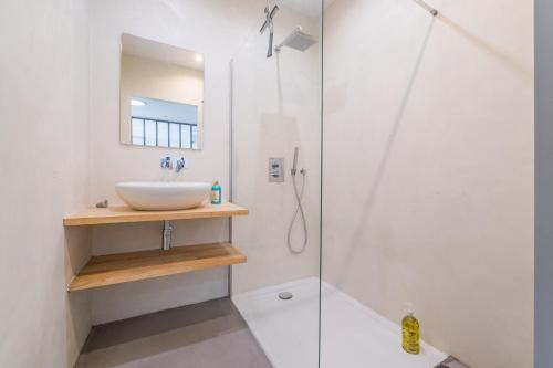 une salle de bain avec un lavabo et une douche dans l'établissement Le Minautore - Charmant studio climatisé, à Toulouse