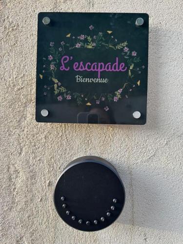 un panneau sur un mur avec des fleurs sur lui dans l'établissement Love room l escapade, à Guitrancourt