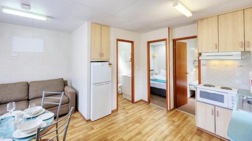 Η κουζίνα ή μικρή κουζίνα στο Deniliquin Riverside Caravan Park