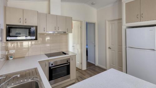 Η κουζίνα ή μικρή κουζίνα στο Deniliquin Riverside Caravan Park