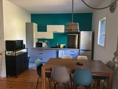 Η κουζίνα ή μικρή κουζίνα στο Chalet proche du lac