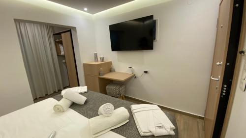 TV a/nebo společenská místnost v ubytování Hersonissos Beach Front Suites