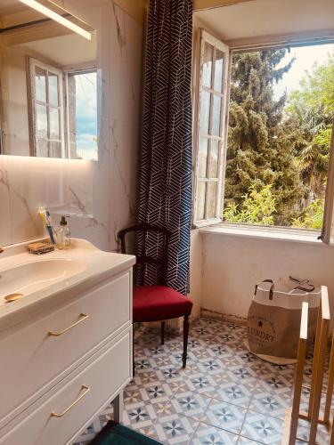 une salle de bain avec un lavabo et une fenêtre dans l'établissement Maison de famille proche St Malo, à Châteauneuf-dʼIlle-et-Vilaine