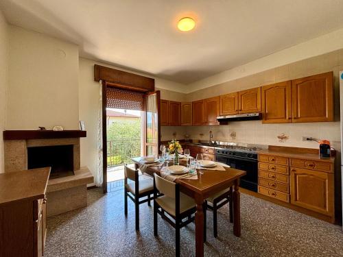 a kitchen with a table with chairs and a tableasteryasteryasteryasteryasteryastery at Casa Aurelio 2 min dall'ospedale in Negrar