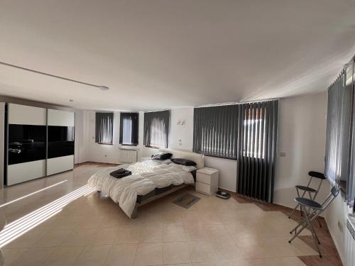 Un dormitorio con una cama y una silla dentro. en The Rising Sun Villa, en Anton