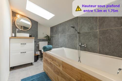 une salle de bain avec une baignoire et un lavabo dans l'établissement Le Boheme - Netflix - Wifi - Vue sur la Cité Médiévale et les toits, à Carcassonne