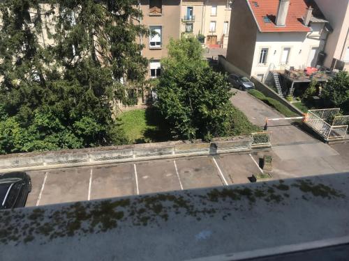 une vue aérienne sur un parking d'une ville dans l'établissement Nono, à Nancy