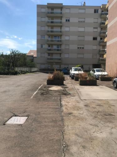 un parking vide devant un immeuble dans l'établissement Nono, à Nancy