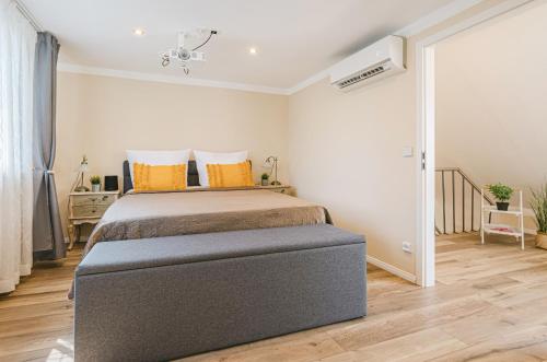 a bedroom with a large bed with yellow pillows at BW5 - Stilvolle Loftwohnung - 4 Zimmer - 110 m2 - Klimaanlage in Mülheim an der Ruhr