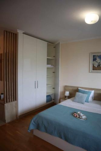 Studio- apartament Lake View Pravets Golf Resortにあるベッド