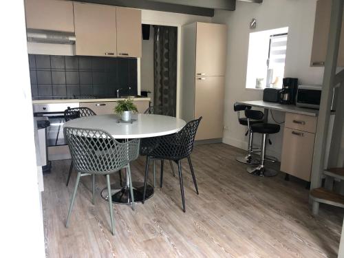 - une cuisine et une table avec des chaises dans la chambre dans l'établissement Maison Coetquen, à Saint-Malo
