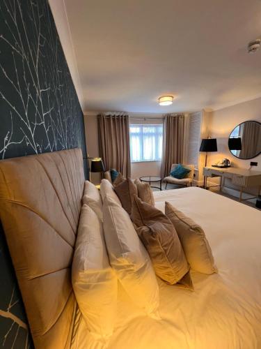 Postel nebo postele na pokoji v ubytování The Diplomat Hotel Restaurant & Spa
