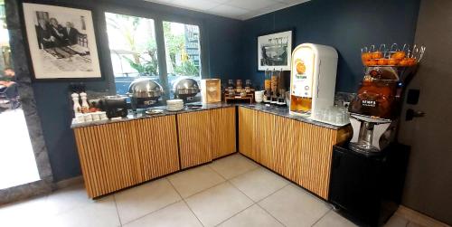 Кухня или мини-кухня в Dali Hôtel Perpignan - Restaurant

