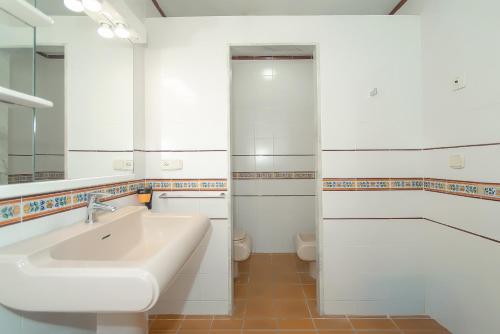 ein weißes Badezimmer mit Waschbecken und Toilette in der Unterkunft WELCS CASA IMPRESIONANTE 179 PDA con piscina privada in Begur