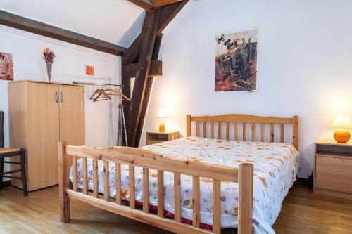 une chambre avec un lit en bois dans une pièce dans l'établissement Gites de france 6 pers aux bondons, à Les Bondons