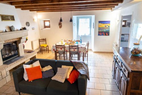 un salon avec un canapé et une table dans l'établissement Gites de france 6 pers aux bondons, à Les Bondons