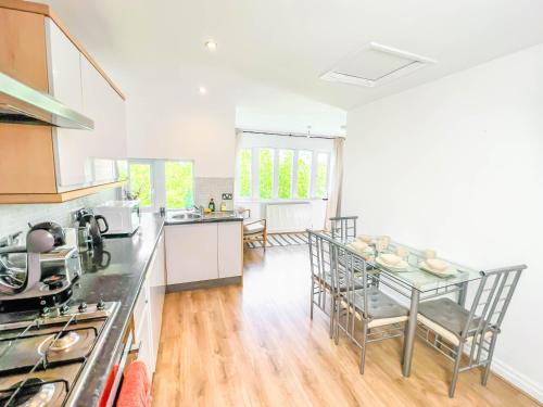a kitchen with a table and chairs in a room at 2 Bed - 2 Bath - Duplex Apartment next to LBU-Headingley Centre-YCC Arena-Families-Relocators in Meanwood