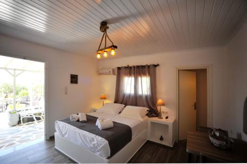 Katil atau katil-katil dalam bilik di Chanos Luxury Suites Paros
