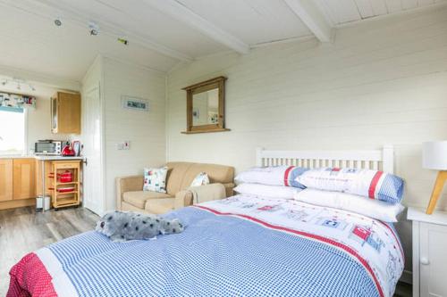 Un pat sau paturi într-o cameră la Seal Cabin