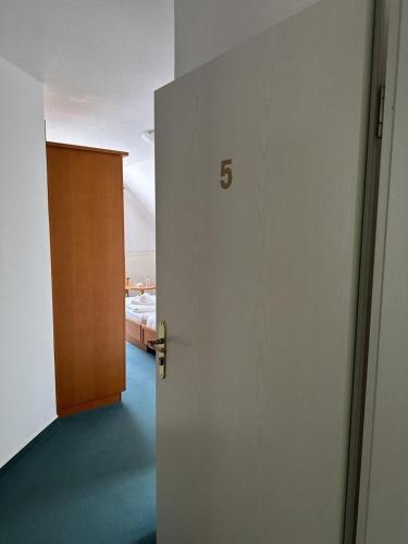プレローにあるStoertebeker-5の部屋の番号が書かれた開いたドア