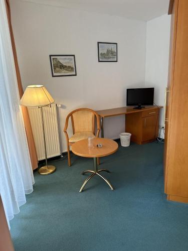 um quarto com uma secretária, uma cadeira e uma mesa em Stoertebeker-1 em Prerow