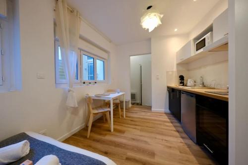 une cuisine et une salle à manger avec une table dans une pièce dans l'établissement Rouen centre - chez Cédric, à Rouen