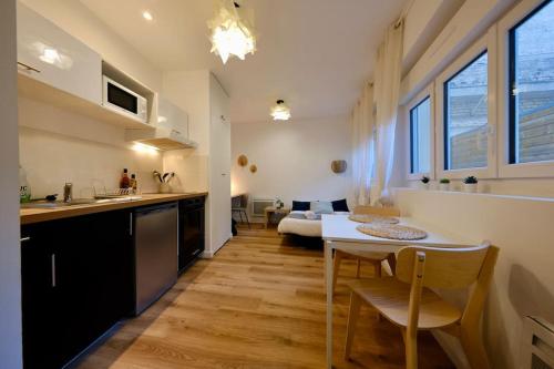 une cuisine et un salon avec une table et un lit dans l'établissement Rouen centre - chez Cédric, à Rouen