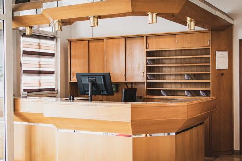 a courtroom with a desk with a television in it at Taste Smart Hotel Lampertheim in Lampertheim