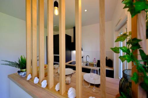 La salle de bains est pourvue d'une cloison en bois et d'un lavabo. dans l'établissement Verneuil sur Avre - Chez Anne & Yann, à Verneuil-sur-Avre