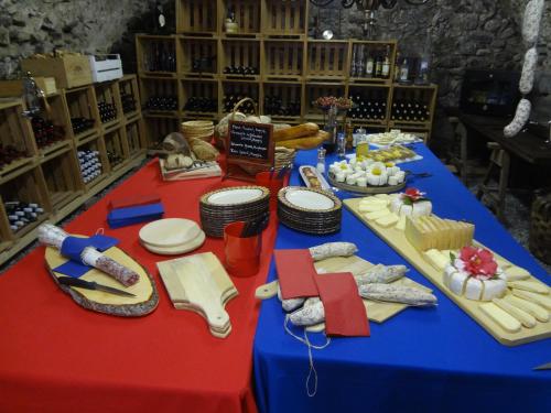 einen Tisch mit einem blauen und roten Tischtuch und Essen in der Unterkunft Casa Martinelli, Boutique-Hotel in Maggia