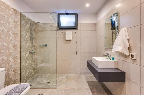 Ένα μπάνιο στο Villa Kastalia by Villa Plus