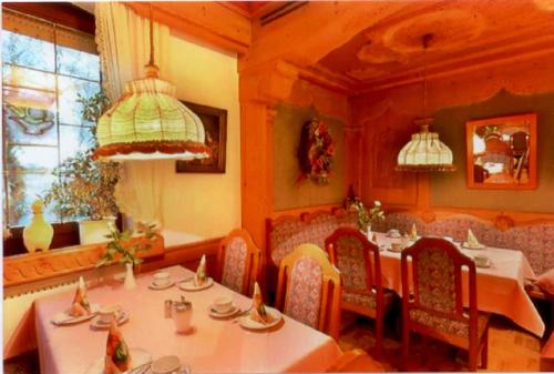 a dining room with a table and chairs at Hotel Post mit Klimaanlage in Neckarsulm