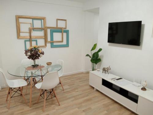 A television and/or entertainment centre at Amor, emoción y más, Auténtico apartamento céntrico climatizado,con wifi, cercano a la catedral y estaciones