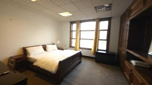 a bedroom with a bed and a large window at London Stockwell Station Apartment in London